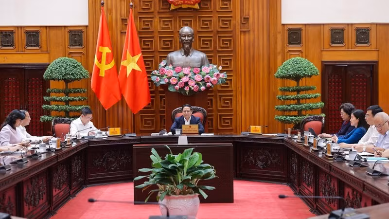 Prime Minister Pham Minh Chinh chairs a meeting with ministries and agencies to discuss solutions for macroeconomic management and responding to challenges in the region and the world. (Photo: VNA)