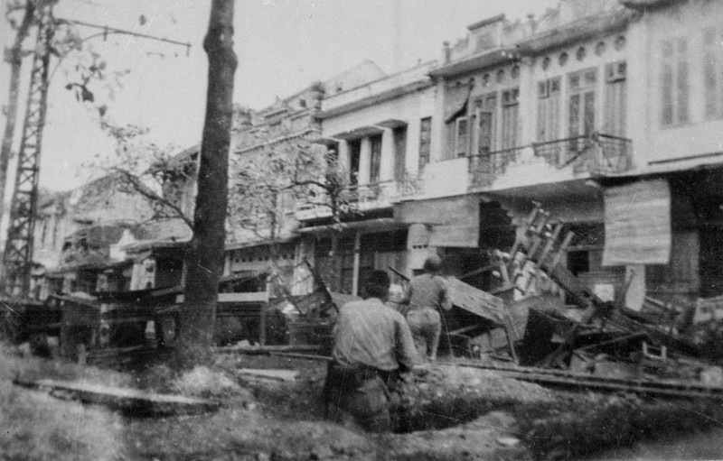 Ha Noi’s soldiers and civilians fighting in the streets during the early days of the nationwide resistance, December 1946. (Photo: VNA)