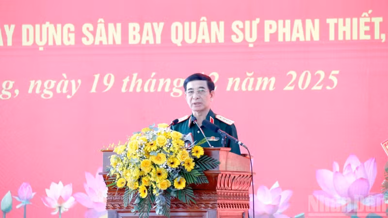 General Phan Van Giang, Politburo member, Deputy Secretary of the Central Military Commission, and Minister of National Defence, speaks at the event.