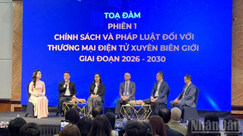 Speakers participating in the panel discussion. (Photo: TRUNG HUNG)