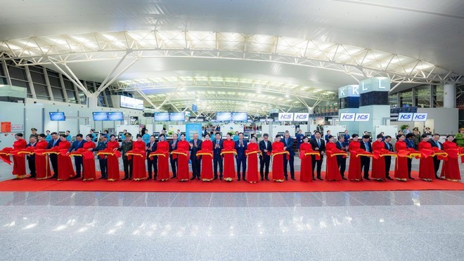 Delegates cut a ribbon to inaugurate the expanded Terminal T2 at Noi Bai International Airport in Han Noi on December 19, 2025. (Photo: VNA)