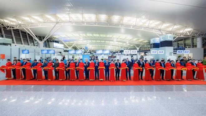 Delegates cut a ribbon to inaugurate the expanded Terminal T2 at Noi Bai International Airport in Han Noi on December 19, 2025. (Photo: VNA)
