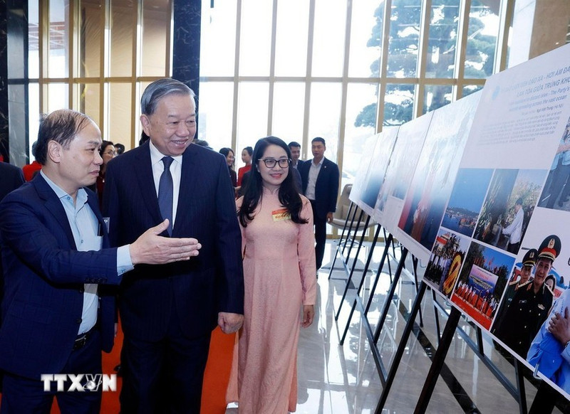 Party General Secretary To Lam visits a photo exhibition held by Viet Nam News Agency on the sidelines of the national conference on December 19. (Photo: VNA)
