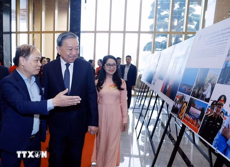 Party General Secretary To Lam visits a photo exhibition held by Viet Nam News Agency on the sidelines of the national conference on December 19. (Photo: VNA)