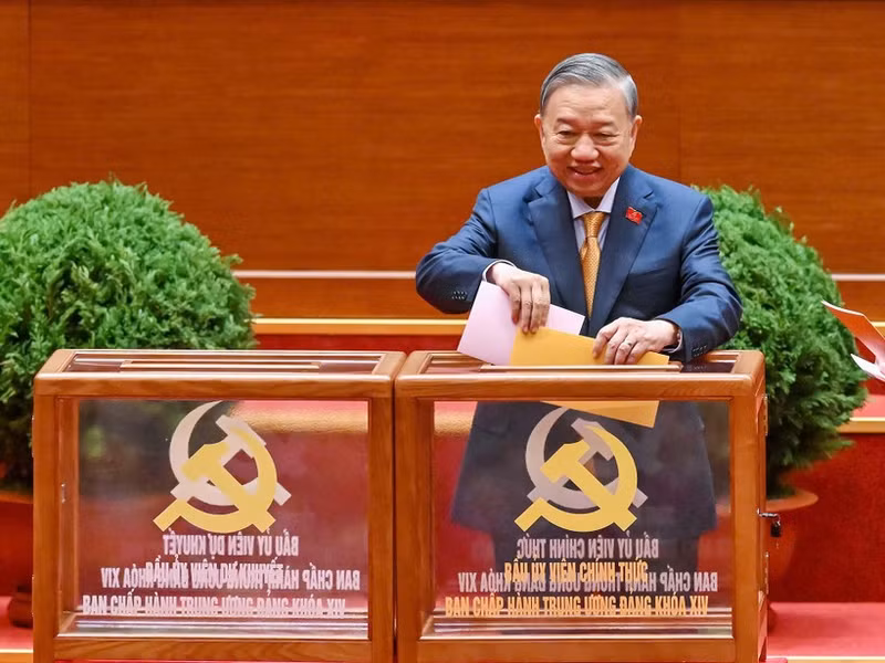 Party General Secretary To Lam casts his ballot to elect the 14th-tenure Party Central Committee.