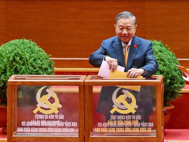 Party General Secretary To Lam casts his ballot to elect the 14th-tenure Party Central Committee.