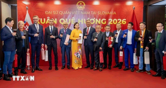 The Vietnamese embassy presents Tet gifts to Vietnamese associations and organisations in Slovakia. (Photo: VNA)