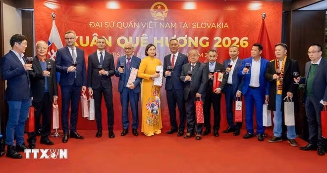 The Vietnamese embassy presents Tet gifts to Vietnamese associations and organisations in Slovakia. (Photo: VNA)