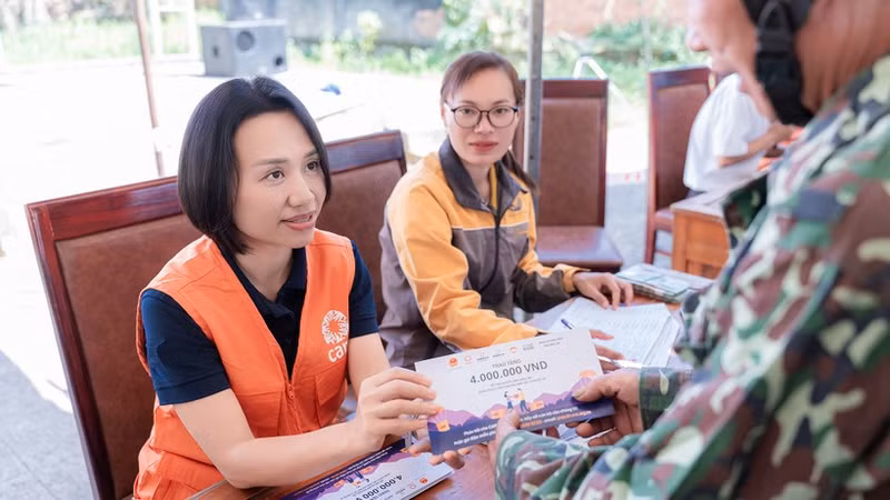 People affected by Typhoon Kalmaegi and subsequent floods get supported. (Photo courtesy of CARE)
