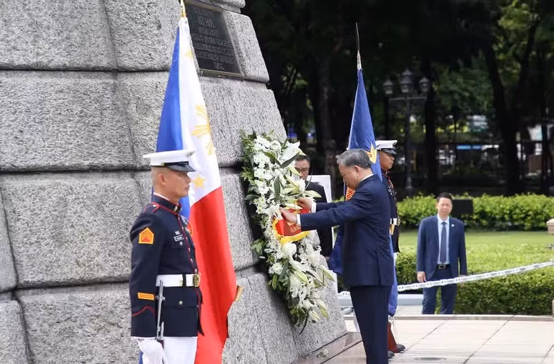 General Secretary of the Communist Party of Viet Nam Central Committee and State President To Lam, his spouse Ngo Phuong Ly, and a high-level Vietnamese delegation, laid flowers at the monument to Philippine national hero Jose Rizal in Manila on June 1 morning. (Photo: NDO)