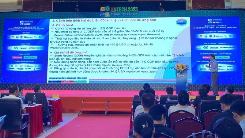 Speakers presenting at the Viet Nam Energy Transition Forum 2025. (Photo: NGUYEN TRANG)