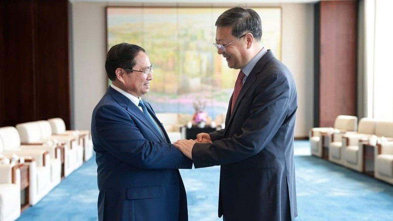 Prime Minister Pham Minh Chinh (left) meets with Chen Jining, Secretary of the Shanghai Municipal Committee of the Communist Party of China, on June 26, 2025. (Photo: VGP)