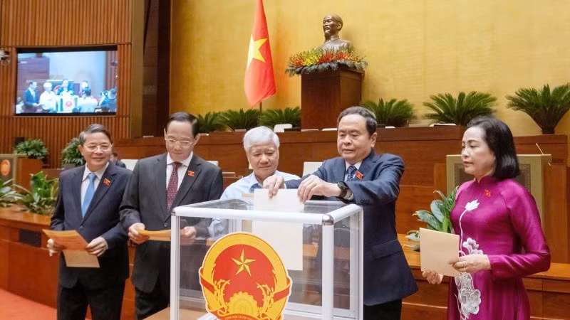 Before voting to pass the Resolution by electronic voting, the National Assembly approved the list of vice presidents and members of the National Election Council by secret ballot. (Photo: DUY LINH)