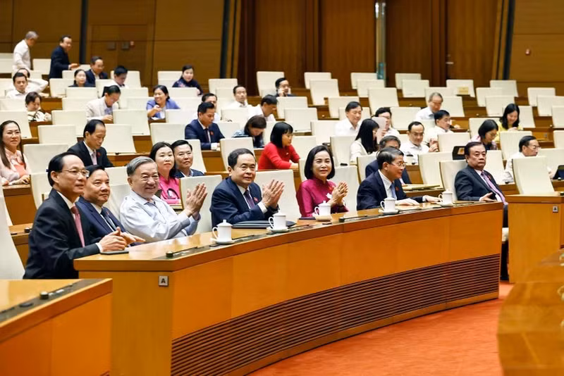 Party General Secretary To Lam (third, left, first row), National Assembly Chairman Tran Thanh Man (fourth, left, first row) and NA deputies attend the ceremony. (Photo: VNA)