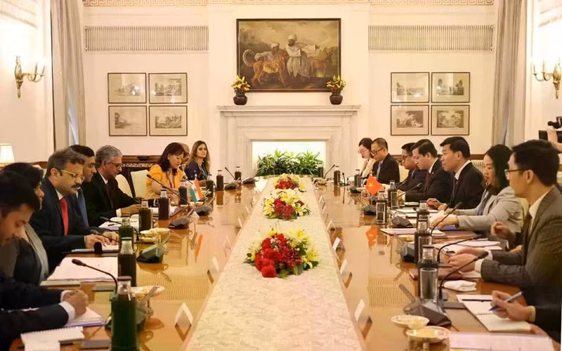 Nguyen Manh Cuong, Deputy Minister of Foreign Affairs of Viet Nam, and his Indian counterpart Periasamy Kumaran co-chair the 13th Political Consultation and the 10th Strategic Dialogue between the two countries in New Delhi on June 25, 2025. (Photo: baoquocte.vn)