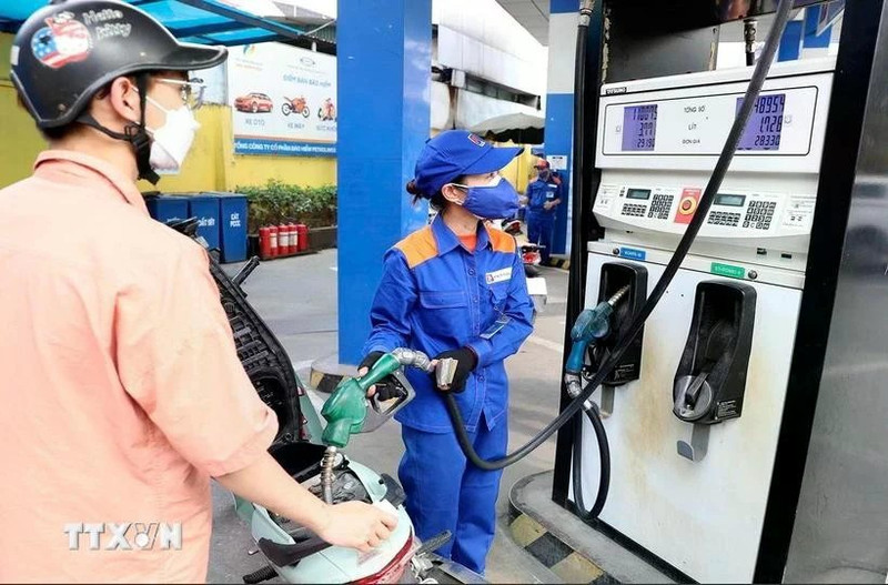 E5 RON92 gasoline jumps 280 VND to 20,911 VND (0.83 USD) per litre, while RON95-III climbs 263 VND to 21,507 VND per litre. (Photo: VNA)