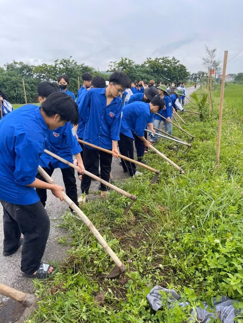 Bac Giang youths join hands to clean the environment and protect rural landscapes. (Photo: Bac Giang Provincial Youth Union)