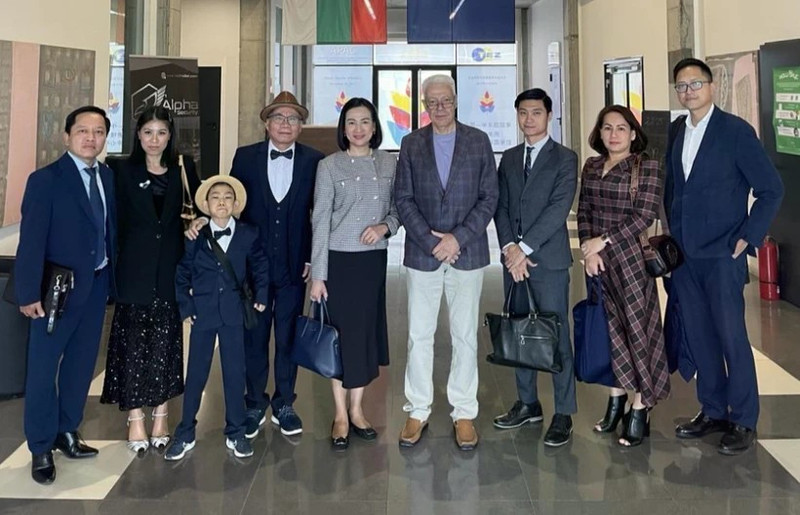 Vietnamese Ambassador to Bulgaria Nguyen Thi Minh Nguyet (fifth from left) and members of the embassy during a visit and working session at the Trakia Economic Zone. (Photo published by VNA)