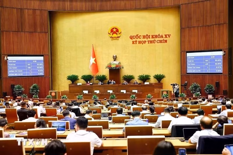 The NA adopts the resolution on tuition exemption and support in the national education system was approved with 440 out of 441 deputies present voting in favour. (Photo: VNA)