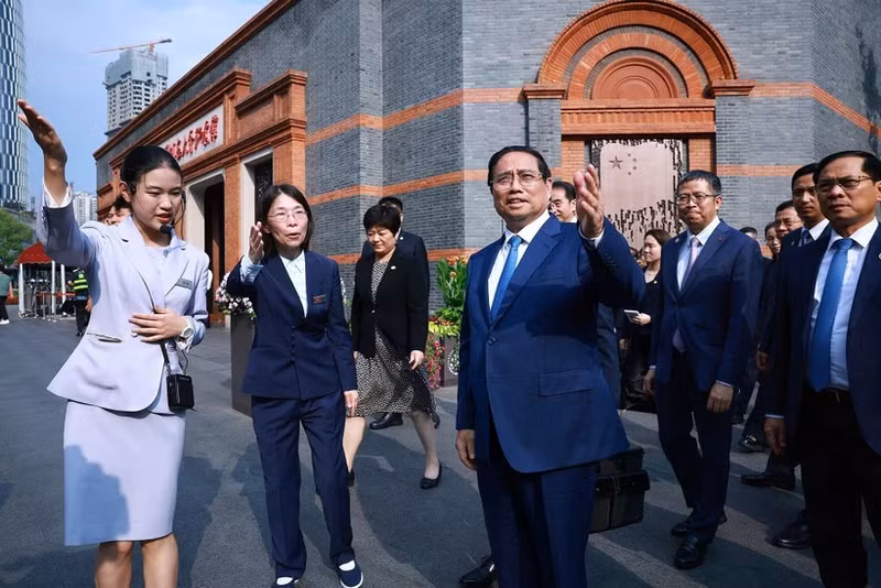 Prime Minister Pham Minh Chinh (C) visits the Memorial Hall of the first National Congress of the Communist Party of China. (Photo: VNA)