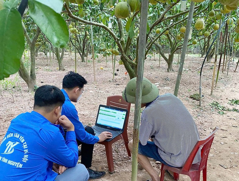A youth union official from Phuc Hoa Commune (Tan Yen) guides people on how to register on the e-commerce platform. (Photo: NGUYEN MIEN)