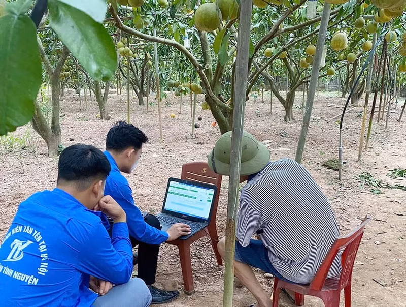 A youth union official from Phuc Hoa Commune (Tan Yen) guides people on how to register on the e-commerce platform. (Photo: NGUYEN MIEN)