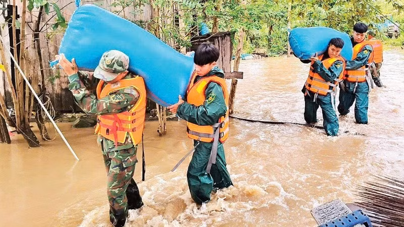 Officers and soldiers of the Dak Lak Provincial Military Command help people in Ea Sup commune move their assets to a safe place. (Photo: CONG LY)