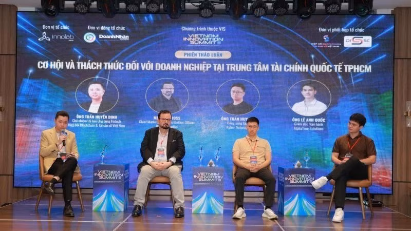 Experts participate in the discussion on opportunities and challenges for businesses at the Ho Chi Minh City International Financial Centre.