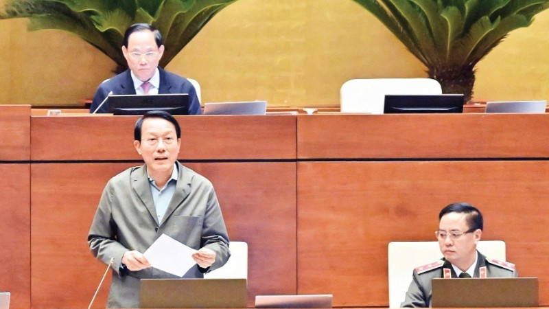 Minister of Public Security Luong Tam Quang delivers a speech explaining and clarifying a number of issues raised by NA deputies. (Photo: DANG ANH)