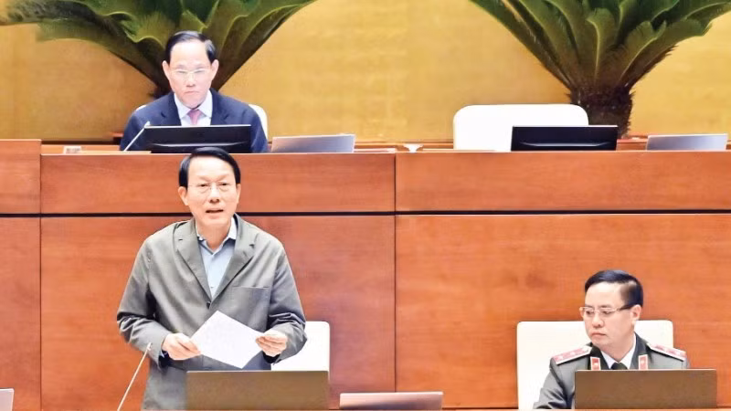 Minister of Public Security Luong Tam Quang delivers a speech explaining and clarifying a number of issues raised by NA deputies. (Photo: DANG ANH)