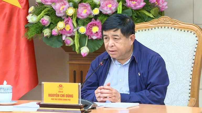 Deputy Prime Minister Nguyen Chi Dung chaired a meeting on the Program for developing strategic technology products with priority to be deployed immediately in 2025. (Photo: VGP)
