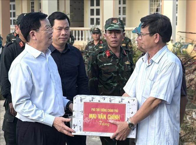 Deputy Prime Minister Mai Van Chinh presents gifts to a school damaged by the storm. (Photo: VNA)