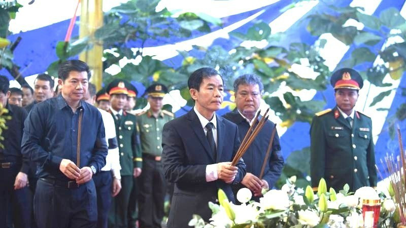 Secretary of the Quang Tri Provincial Party Committee Nguyen Van Phuong and provincial leaders pay tribute to martyrs. 