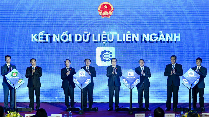 National Assembly Chairman Tran Thanh Man and delegates launch the official version of the National Law Portal. (Photo: DUY LINH)
