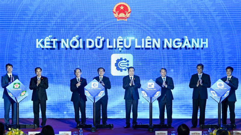 National Assembly Chairman Tran Thanh Man and delegates launch the official version of the National Law Portal. (Photo: DUY LINH)
