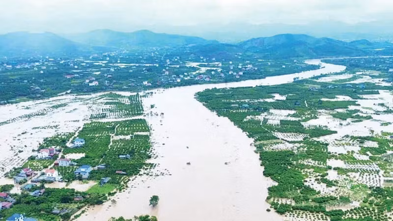 Improving the effectiveness of weather monitoring reduces damage from extreme weather events. (Photo: Flooding on the Luc Nam River, Bac Ninh province).