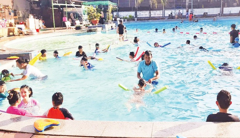 Rural areas need more facility investment to provide children with drowning prevention skills. (Photo: NDO/Phung Dung)