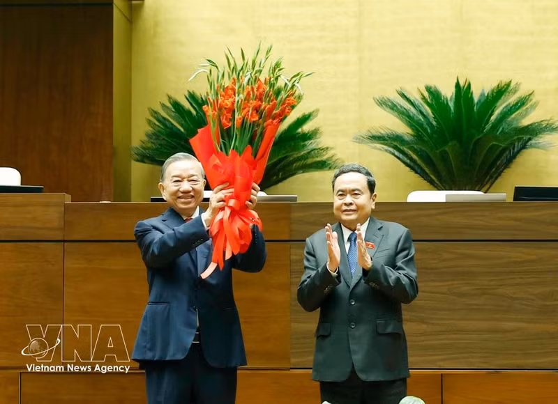 National Assembly Chairman Tran Thanh Man (R), on behalf of the Party and State leaders and deputies of the 16th National Assembly, presents flowers to congratulate Party General Secretary and State President To Lam. (Photo: VNA)