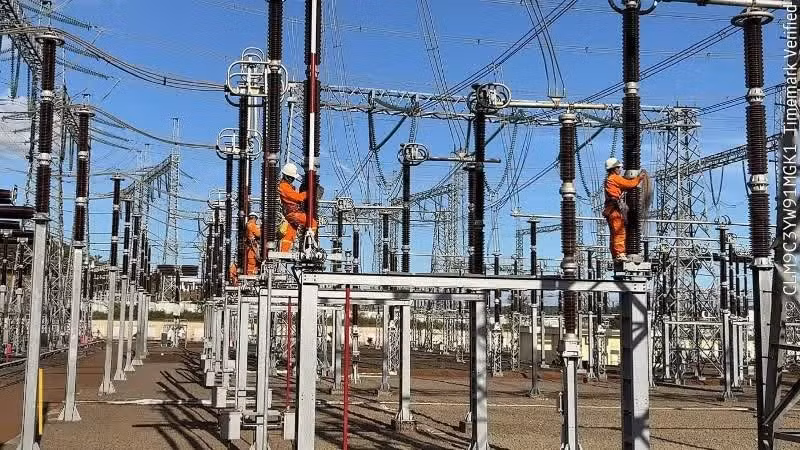 Maintenance and cleaning staff at Pleiku 2 500kV Substation.