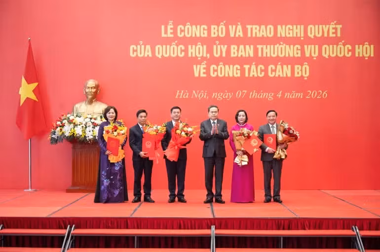 National Assembly Chairman Tran Thanh Man presents resolutions to the Vice Chairpersons of the legislature. 