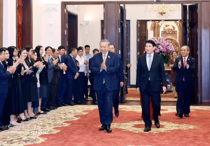 Party General Secretary and State President To Lam meets with officials and staff of the Presidential Office on April 7. (Photo: VNA)