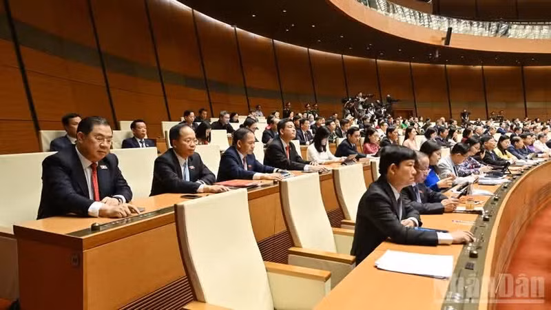 National Assembly delegates vote during the morning session on April 7. (Photo: DUY LINH)