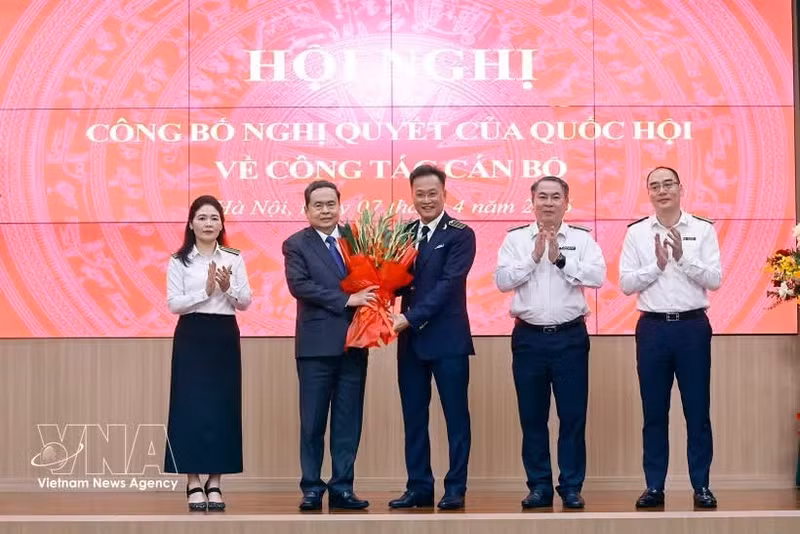 National Assembly Chairman Tran Thanh Man (second, left) and leaders of the State Audit Office of Vietnam at the ceremony. (Photo: VNA)