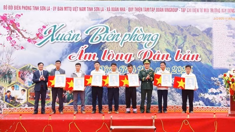 Leaders of the Son La Provincial Border Guard Command and leaders of Xuan Nha commune presented portraits of President Ho Chi Minh and national flags to border villages.