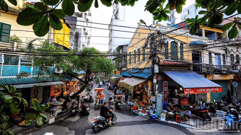 A bustling corner of Ha Noi's Old Quarter. (Photo: THANH DAT)