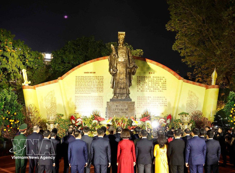 Party General Secretary To Lam and delegates offer incense at Monument to King Ly Thai To (Photo: VNA)