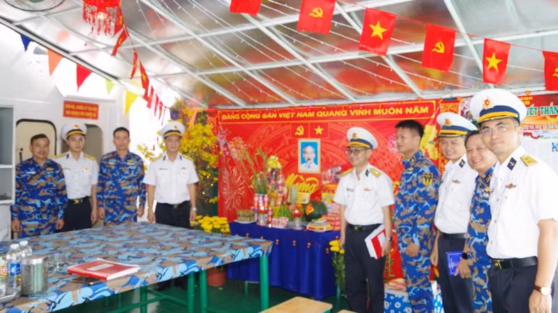 A view of the Spring Festival reception room on ship 935, Squadron 811