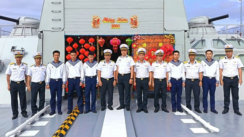 The judging panel takes a commemorative photo with the team from Ship 012.
