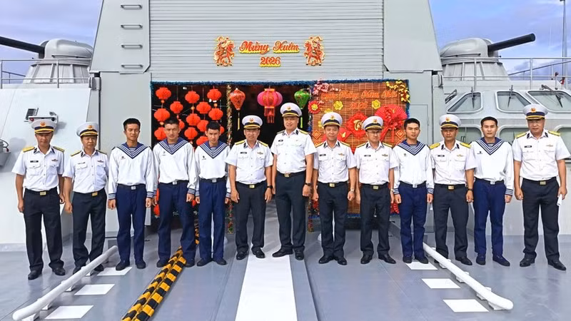 The judging panel takes a commemorative photo with the team from Ship 012.