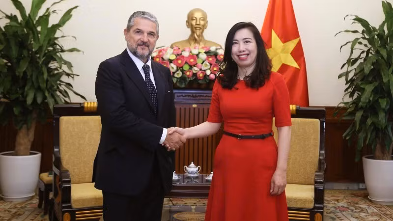 Deputy Minister of Foreign Affairs Le Thi Thu Hang (right) meets with Deputy Minister for Enterprises and Made in Italy Valentino Valentini.(Photo: baoquocte.vn)
